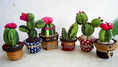 A blog about easy crafts and DIY...using common things around the house ...Reuse, Recycle and Relove. Cactus Pin Cushion, Cactus Pincushion, Pincushion Tutorial, Cactus Craft, Cushion Tutorial, Felt Succulents, Cactus Diy, Soft Toy Patterns, Crochet Cactus