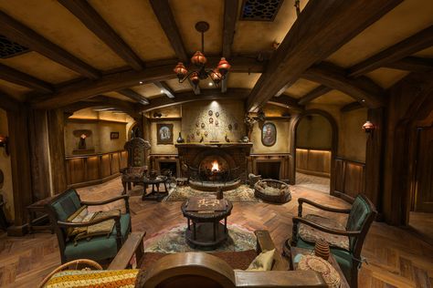 Hobbit Living Room, Hobbit Interior, Casa Dos Hobbits, Room With Bunk Beds, Hobbit Holes, Magical Bedroom, Tiny House Vacation, Container Homes For Sale, Tiny House Talk