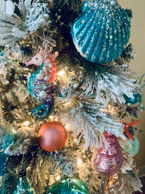 Dream in aqua and coral with this gorgeous non-conventional tree. Pro Tip: Having a theme makes all the difference!! #design #design #christmas #aesthetic #interiordesign #designer #interiordesignideas #interior #decor #sea #beach #florida #style #travel #tropical Florida Christmas Decor, Tropical Christmas Tree, Tropical Christmas Trees, Beach Christmas Trees, Beach Christmas Decorations, Travel Tropical, Coastal Christmas Tree, Florida Christmas, Animal Ornaments