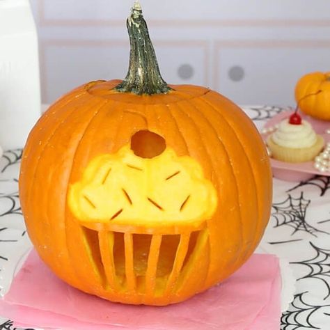 25 Clever Pumpkin Carving Ideas - Creative and adorable pumpkin carving ideas that will bring the whole family together for this favorite fall activity! Creative Pumpkin Carving Ideas, Funny Pumpkin Carvings, Unique Pumpkin Carving Ideas, Pumkin Decoration, Cute Pumpkin Carving, Pumkin Carving, Pumpkin Carving Party, Creative Pumpkin Carving, Amazing Pumpkin Carving