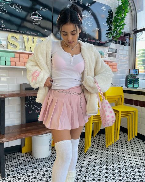 Coquette Pleated Skirt, How To Style Pink Pleated Skirt, Indie Pink Outfit, Leg Warmers Outfit With Skirt, Pink Christmas Aesthetic Outfit, Heart Belt Outfit, Pink Pleated Mini Skirt Outfit, Y2k Pleated Skirt Outfit, Lucia Meep