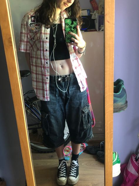 Baggy Shorts With Tights, Big Jorts Outfit Idea, Grunge Outfit Shorts, Skater Jorts Outfit, Jorts Outfit Idea Grunge, Masc Jorts Outfit, Jorts Outfit Idea Alt, Mac Demarco Inspired Outfits, Twink Aesthetic Outfits