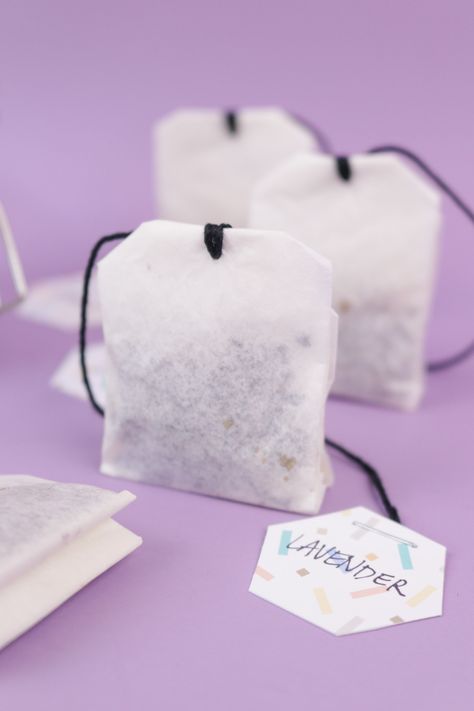 DIY Coffee Filter Tea Bags + Free Printable Labels! Tea Bag Diy, Tea Tags Printable Free, Diy Coffee Filter, Blueberry Wedding, Diy Tea Bags, Tub Tea, Tea Tag, Coffee Diy, Tea Crafts