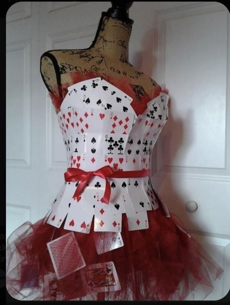 Cards Halloween Costume, Queen Of Cards, Red Queen Costume, Queen Of Hearts Halloween Costume, Halloween Alice In Wonderland, Queen Of Hearts Halloween, Card Costume, Kartu Remi, Heart Costume