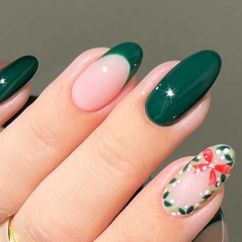 Wreath On Nails, Wreath Nails Christmas, Wreath Christmas Nails, Green Nails With Bow, Wreath Nail Design, Christmas Wreath Nail Art, Christmas Nails Wreath, Holiday Bow Nails, Christmas Wreath Nails