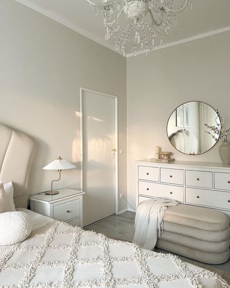 Bedroom Industrial Design, Industrial Chic Bedroom, Neutral Minimalist Bedroom, Sleepy Bedroom, Bedroom Industrial Chic, Baby Bedroom Furniture, Mid Century Modern Eclectic, Dressing Ikea, Bedroom Industrial