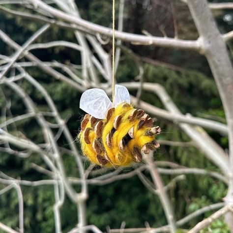 Pine Cone Bee Craft, World Bee Day Activities, World Bee Day Activities For Kids, Bee Activity, World Bee Day, Bee Craft, Bee Activities, Forest School Activities, Bee Day