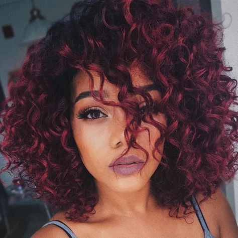 Burgundy Curly Hair, Pelo Color Borgoña, Outre Hair, Curly Color, Dyed Curly Hair, Red Curly Hair, Colored Curly Hair, Burgundy Hair, Short Curly Hair