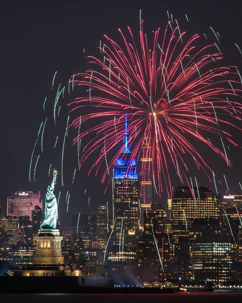 NYC at night with fireworks. Independence Day 4th of July Macy's Fireworks #seeyourcity #nycgo #nyc #iloveny #newyork #newyorkcity #visittheusa New York Fireworks, 4th Of July Nyc, Nyc Tourist Attractions, 4th Of July Aesthetic, Nyc At Night, New York Bucket List, New Years Eve Fireworks, July Images, Patriotic Pictures