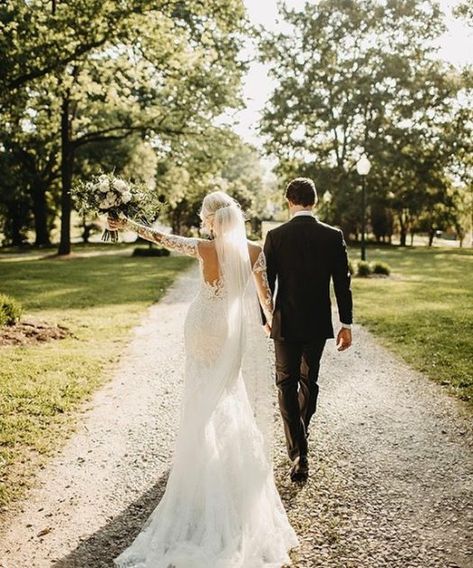 Wedding Photography List, Ugly Dresses, Minimal Wedding Dress, Wedding Portrait Poses, Walk Down The Aisle, Wedding Ceremony Photos, Martina Liana, Bride And Groom Pictures, Wedding Photos Poses