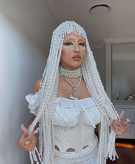 LINDA on Instagram: “Okay I’m ready for coachella 2022 now. 💗Wow @rowisingh PEARL head piece by me: @hairwithlinda Top: @immorallondon…” Gatsby Hair, White Bustier, Pearl Headpiece, Hair Chains, Elegant Hats, Head Chain, Long Fringes, Chain Fashion, Wedding Headband