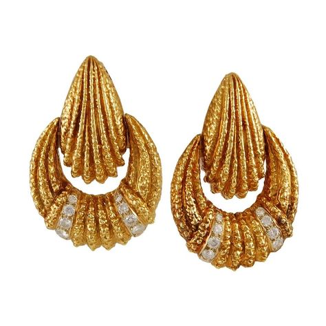 Intricately crafted Van Cleef & Arpels earrings, comprised of textured 18k yellow gold with brilliant diamond accents, Signed Van Cleef & Arpels, vintage and estate collection. Dimensions approx. 1.5″ in length by 1″ in width Condition: Good - Previously owned and gently worn, with little signs of use. May show light scratches but has no structural issues. Van Cleef Arpels Diamond, Gold Vintage Jewelry, Gold And Diamond Earrings, Van Cleef And Arpels Jewelry, Beautiful Baubles, Van Cleef And Arpels, Ear Clips, Bold Jewelry, Diamond Jewelry Designs