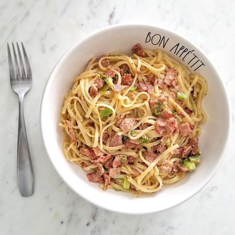 Healthier Turkey Bacon Spaghetti Carbonara Recipe Italian Carbonara Recipe, Creamy Bacon Carbonara, Chicken And Bacon Carbonara, Turkey Bacon Recipes, Bacon Spaghetti, Easy Carbonara Recipe, Cooking Turkey Bacon, Bacon Carbonara, Spaghetti Carbonara Recipe