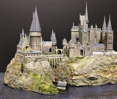 hogwarts castle | Model Hogwarts - Page 9 Hogwarts Model Diy, Hogwarts Diorama, Hogwarts Miniature, Hogwarts Model, Castle Model, Harry Potter Castle, Harry Potter Dolls, Harry Potter Miniatures, Harry Potter Hogwarts Castle