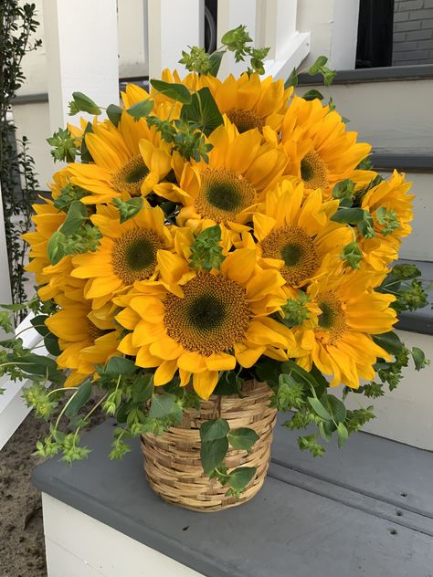 Hangout Place, Colorful Flowers Arrangements, Nice Flower, Birthday Wishes Flowers, Sunflowers And Daisies, Beautiful Love Images, Sunflower Pictures, Color Palette Yellow, Boquette Flowers