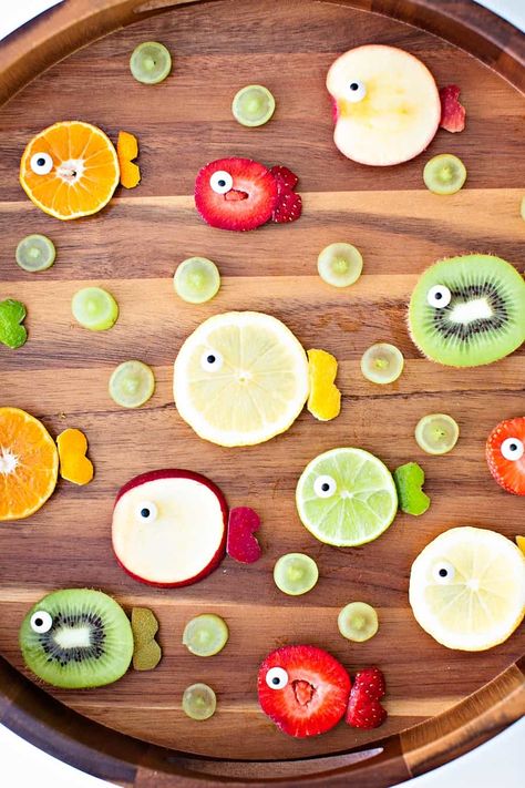 Fish Fruit Food Art snack for kids. Cute summer fruit snack! #helloyummy Fruit Animals Easy, Fruit Animals For Kids, Snack Pictures, Fish Snacks, Kids Recipe, Animal Fruit, Fruit Creations, Fun Fruit, Snack For Kids