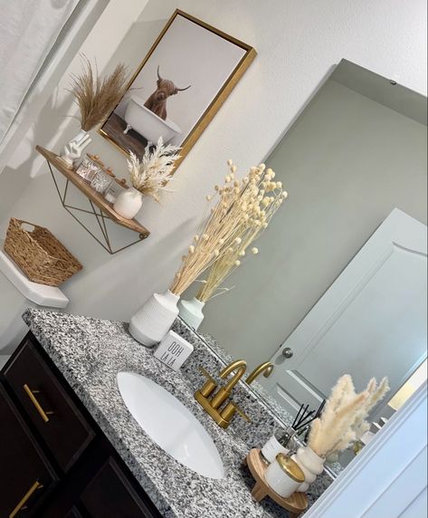 Boohoo Bathroom Ideas, Bathroom Decor Black Countertop, Toilet Top Decor Ideas, Cozy Bathroom Aesthetic, Gold White Bathroom, Restroom Decor Ideas, Bathroom Decor Aesthetic, Bathroom Counter Decor Ideas, Apartment Bathroom Decor