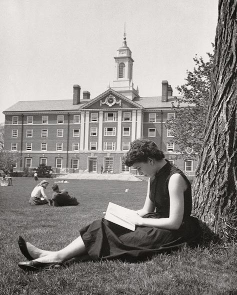 The Pioneers of Preppy: Seven Prestigious American Women's Colleges Gave Us a Way of Dressing That's Still Going Strong Today ~ Vintage Everyday People Reading, Books To Read For Women, Looks Party, Book People, Woman Reading, Harvard University, Reading A Book, Photo Vintage, Style Photography