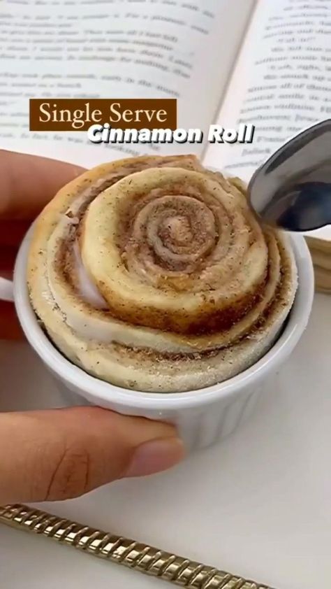 SINGLE SERVE CINNAMON ROLL | Interesting food recipes, Healthy desserts, Tasty baking Single Serve Cinnamon Roll, Motivasi Diet, Mug Recipes, Fun Baking, Easy Baking Recipes Desserts, Tasty Baking, Think Food, God Mat, Baked Dessert Recipes