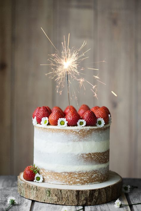 White Floral Cake, Strawberry Birthday Cake, Cake Birthday Cake, Beautiful Birthday Cakes, Cake Photography, Celebration Cake, Rustic Cake, Floral Cake, Occasion Cakes