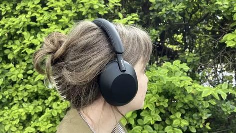 Sony Over Ear Headphones, Sony Headphones Aesthetic, Wh 1000xm4, Headphones Aesthetic, New Headphones, Cute Headphones, Girl With Headphones, Sony Headphones, Best Headphones