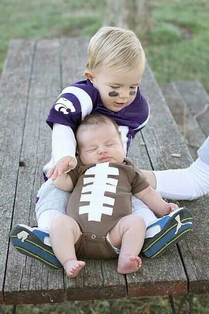 Football Player and Baby Football Sibling Costume, Photo Halloween, Baby Kostüm, Baby Fotografie, Baby Brother, First Halloween, Costume Halloween, Future Baby, Future Kids