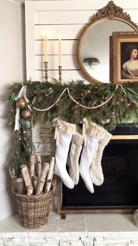 Fall Mantle Decor Living Room, Neutral Vintage Christmas Decor, Natural Christmas Mantle Ideas, Rustic Christmas Living Room Decor, Nordic Winter Decor, Vintage Christmas Fireplace Decor, Rustic Neutral Christmas Decor, Christmas Styles Decor, Green And Neutral Christmas Decor