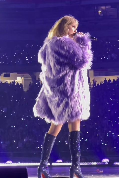 Purple Fur Coat, Fuzzy Coat, Stadium Tour, Taylor Swift Concert, Swift 3, Taylor Swift Pictures, Clothes Organization, Taylor Alison Swift, Concert Outfit