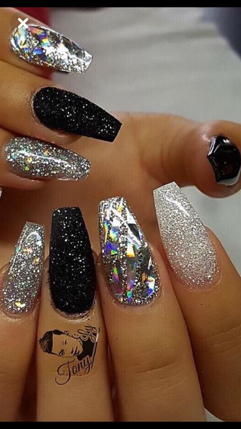 Ongles Bling Bling, Bling Nail Art, New Years Nail Designs, New Years Eve Nails, Nagellack Trends, White Glitter Nails, New Nail Designs, Black Nail Designs, Super Nails