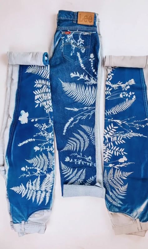 Cyanotype On Jeans, Painted Overalls Diy, Cyanotype Clothing Diy, Cyanotype On Denim, Cyanotype Jeans, Artistic Jeans, Cyanotype Projects, Cyanotype Clothing, Bleach Jeans Diy