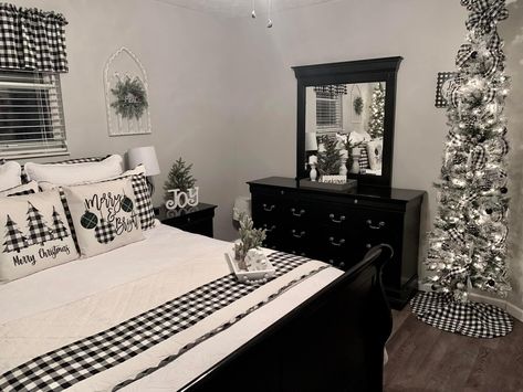 Living Room Furniture Inspiration, Black White Rooms, Checkered Decor, Farmhouse Style Christmas, Christmas Decorations Bedroom, Christmas Bedroom, Farmhouse Bedroom, White Room, White Bedroom