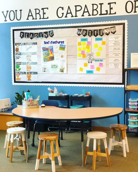 Alma Alexander on Instagram: “I wish I was one of those teachers that could keep a clean and organized small group table all day. If that’s you...tell me your ways! This…” Small Group Table Set Up, Small Group Area, Small Group Table, Classic Classroom, Intervention Teacher, Safari Classroom, Neutral Classroom, Reading Table, Class Organization