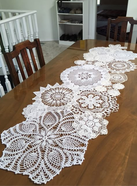 Doilies stitched together into a runner Doily Table Runner Diy, Doilies Diy, Doily Table Runner, Doily Art, Koti Diy, Crochet Wall Art, Doilies Crafts, Table Runner Diy, Stitched Together