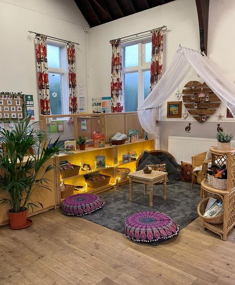 Our beautiful new book corner at our Birling Road setting😍 | Instagram Classroom Reading Corner, Year 1 Classroom, Teacher Decor, Sped Classroom, Insect Crafts, Book Corner, Book Corners, Classroom Setting, Preschool Ideas