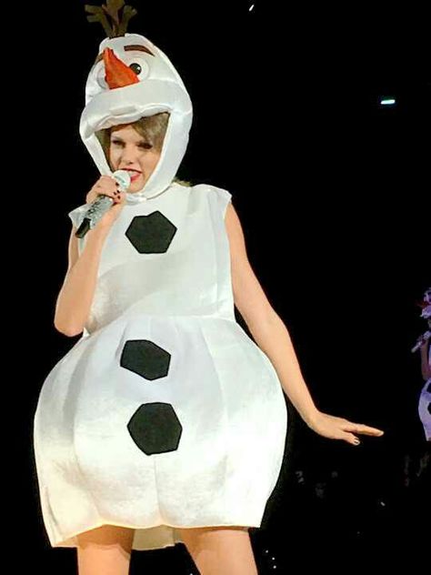 Taylor Swift dressed as Olaf from Frozen Taylor Swift Olaf, Olaf From Frozen, Olaf Costume, Popsugar, Olaf, Taylor Swift, Swift, Frozen