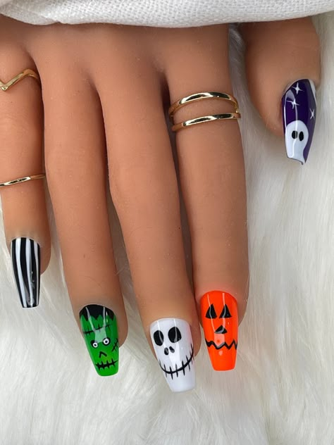 Halloween-inspired hand-painted nail designs feature ghosts, frankenstein, and skulls. Each regular set contains 10 press-on nails. **Check for your correct nail size as we are not responsible if the wrong size is ordered*** See chart on homepage for size guide. Alternatively, if you are unsure about your sizing, you can order a full set of 20 nails - 2 of each size or you can order a nail sizing kit. FAQ: How long do the nails stay on? It depends on how well you prep your natural nails before a Frankenstein Nails, Theme Nail Art, Easy Halloween Nails Design, Message Text, Halloween Acrylic Nails, Cute Halloween Nails, Painted Designs, Halloween Nail Designs, Halloween Nail