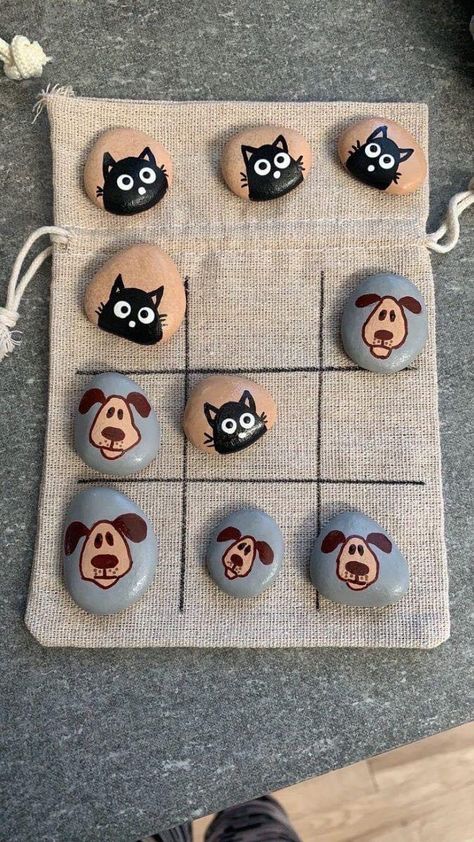 Penanda Buku, Stone Art Painting, Painted Rocks Craft, 강아지 그림, Painted Rocks Diy, Rock Painting Patterns, Rock Painting Designs, Stone Crafts, Pebble Painting