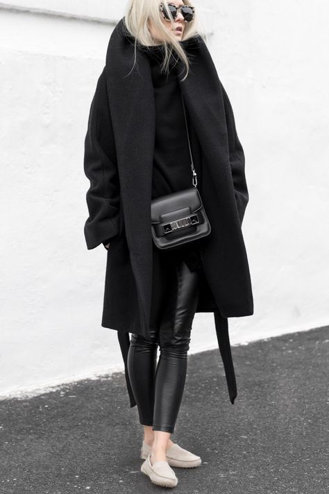 Minimalista Sikk, Svarta Outfits, Minimalist Moda, Look Legging, Woman In Black, Total Black, Looks Black, Winter Trends, Ținută Casual