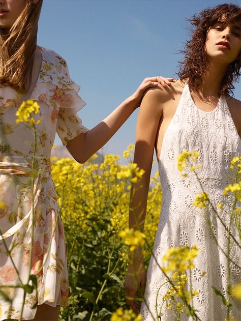 (Left) Zara Floral Print Dress (Right) White Dress Inspiration Photoshoot, Zara Summer, Mode Zara, Spanish Fashion, Zara Fashion, Halter Midi Dress, Outdoor Fashion, Shoot Inspiration, Photoshoot Inspiration