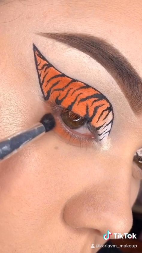 Purple Eye Makeup Tutorial, Tiger Makeup, Maquillage Yeux Cut Crease, Mekap Mata, Purple Eye Makeup, Halloween Eye Makeup, Make Up Inspiration, Face Art Makeup, Smokey Eye Makeup Tutorial