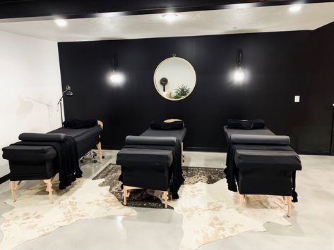 Black Wall Lash Room, Lash Lounge Salons, Black Lash Studio, Jz Styles Salon, Home Spa Room Ideas, Black Lash Room, Eyelash Decor, Spa Room Ideas, Waxing Room