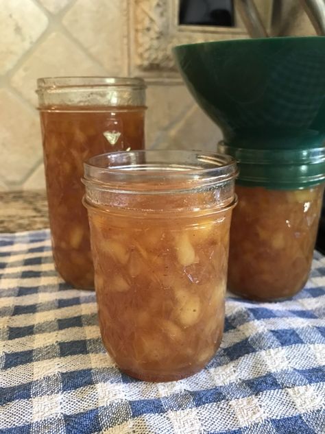 Apple Pie Jam Recipe Easy, Apple Jam Without Pectin, Apple Pie Jelly Recipe Canning, Apple Pie Preserves, Apple Cinnamon Jam Recipe, Freezer Apple Jam Recipe, Apple Pie Jelly Recipe, Apple Butter Jam Recipe, Green Apple Jam Recipe