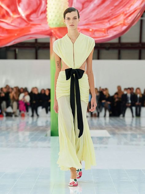 Loewe Ss23, Yellow Runway, Loewe Dress, Spring Summer 2023, Summer 2023, Paris Fashion, Runway Fashion, The Fashion, Paris Fashion Week