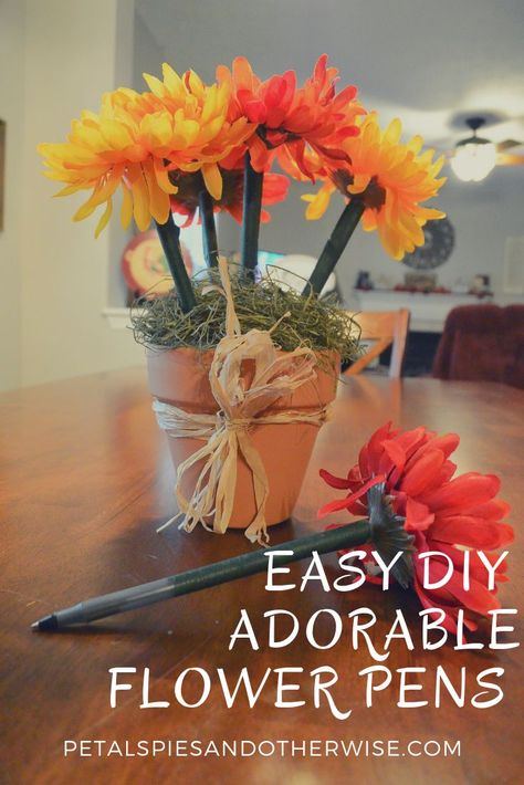 Easy DIY Flower Pens - Petals, Pies and Otherwise #diy #crafts #flowers #diyflowers #flowerpen #flowercraft #kidcraft #teachergift #diygifts Diy Flower Pens, Diy Crafts Flowers, Garden Diy Decoration Ideas, Pen Craft, Flower Pens, Pinterest Crafts, Pen Diy, Diy Flower Pots, Flower Pot Holder