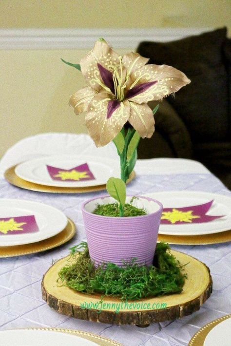 Rapunzel Centerpiece Ideas Diy, Rapunzel Centerpiece Ideas, Rapunzel Birthday Party Ideas, Rapunzel Flower, Rapunzel Birthday Cake, Bolo Rapunzel, Tangled Birthday Party, Rapunzel Birthday, Rapunzel Birthday Party