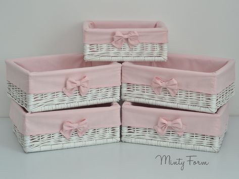 Cute Storage Basket, Coquette Storage, Diy Wicker Basket, Pink Bedroom Accessories, Cute Baskets, Girls Room Accessories, Baby Storage Baskets, Pink Storage, Bathroom Basket