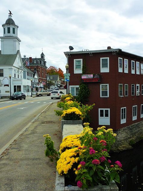 New England - Small Towns Perfect for Hallmark Movies New England Gothic, Gothic Moodboard, Dr Aesthetic, New England Town, New England Aesthetic, Small Towns Usa, New England Road Trip, Historic New England, Small Town Life