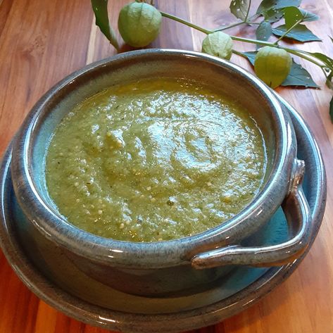 Tomatillos, lots of garlic and spicy jalapenos charred under the broiler give this salsa a rich, earthy flavor. Garlic Salsa Recipe, Mexican Salsa Verde, Fideo Recipe, Roasted Tomatillo, Salsa Verde Recipe, Roasted Jalapeno, Tomatillo Salsa, Green Salsa, Mexico Food