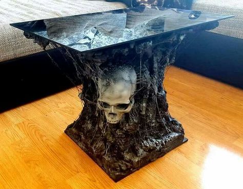 Skull coffee table Casa Rock, Skull Furniture, Goth Houses, Gothic Bedroom, Wal Art, Gothic Furniture, Horror Decor, Dark Home Decor, Goth Home