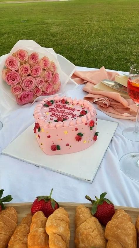 Healthy Meals Meal Prep, Valentines Picnic, Cake Picnic, Food Ideas Easy, Aesthetic Wallpaper Backgrounds, Picnic Date Food, Picnic Cake, Picnic Inspo, Easy Healthy Meals